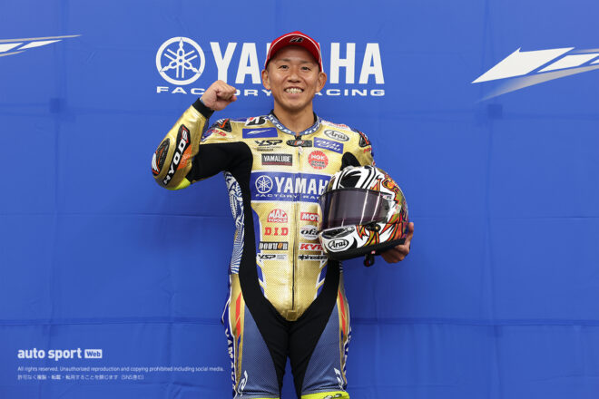 HYOD PRODUCTSからサプライズで贈られた特別スーツを纏った中須賀克行（YAMAHA FACTORY RACING TEAM）／2026全日本ロード第7戦鈴鹿 JSB1000