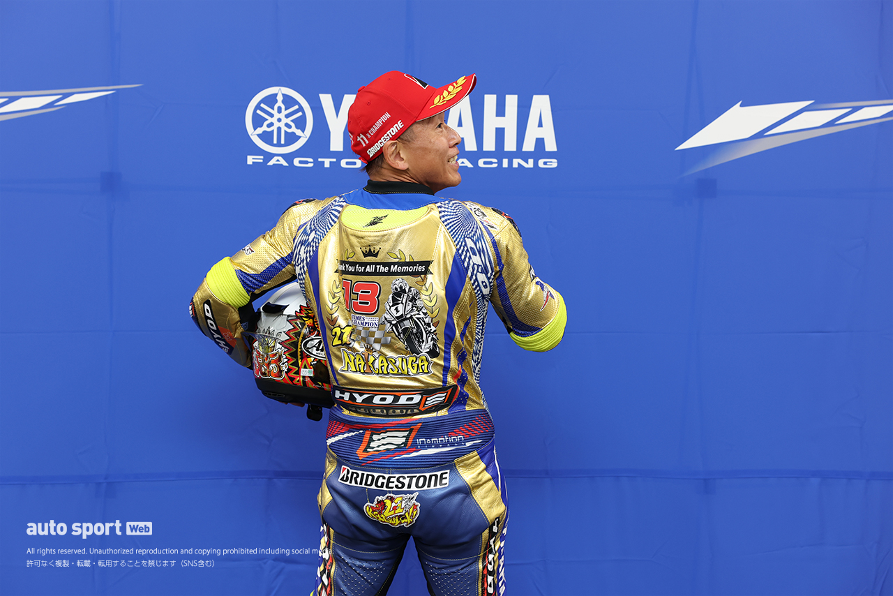 HYOD PRODUCTSからサプライズで贈られた特別スーツを纏った中須賀克行（YAMAHA FACTORY RACING TEAM）／2026全日本ロード第7戦鈴鹿 JSB1000
