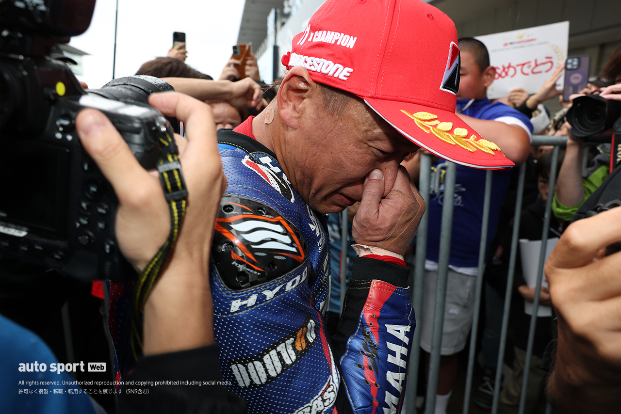 ラストレースで優勝し、感極まり涙する中須賀克行（YAMAHA FACTORY RACING TEAM）／2026全日本ロード第7戦鈴鹿 JSB1000 レース2