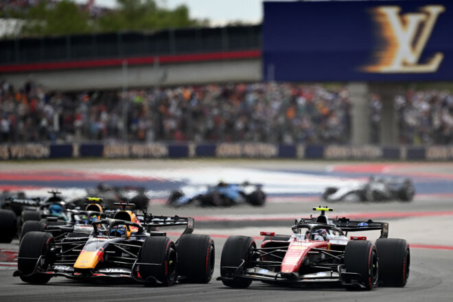 ルイス・ハミルトン（フェラーリ）とマックス・フェルスタッペン（レッドブル）