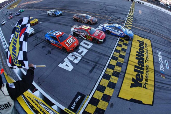 最終周11番手から奇跡の大逆転劇。カイル・ラーソンが自身3度目タイトルへ王手／NASCAR第34戦