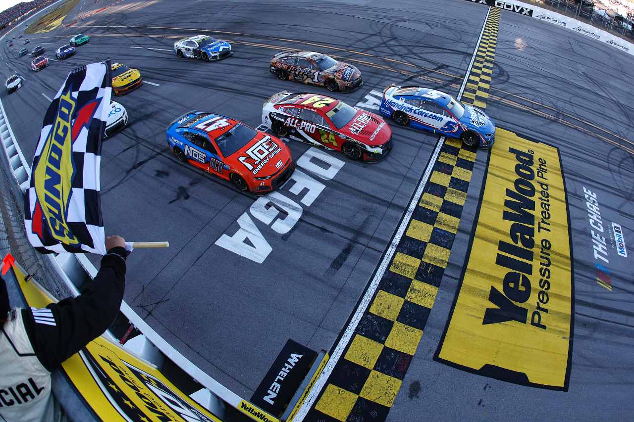 最終周11番手から奇跡の大逆転劇。カイル・ラーソンが自身3度目タイトルへ王手／NASCAR第34戦