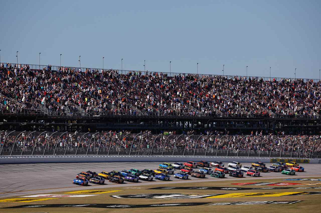 最終周11番手から奇跡の大逆転劇。カイル・ラーソンが自身3度目タイトルへ王手／NASCAR第34戦