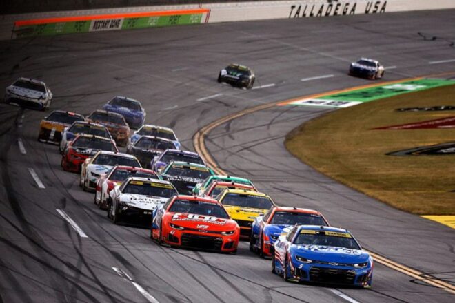 最終周11番手から奇跡の大逆転劇。カイル・ラーソンが自身3度目タイトルへ王手／NASCAR第34戦