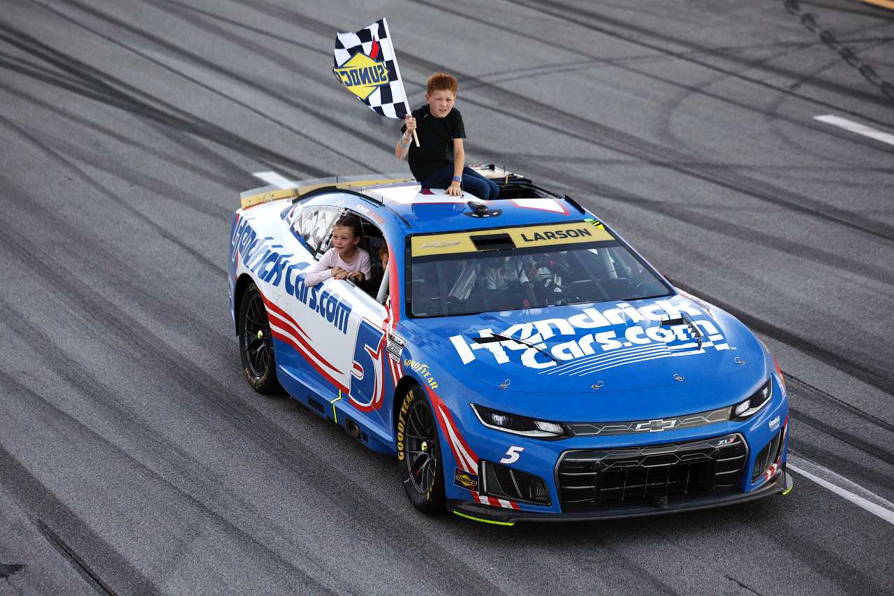最終周11番手から奇跡の大逆転劇。カイル・ラーソンが自身3度目タイトルへ王手／NASCAR第34戦