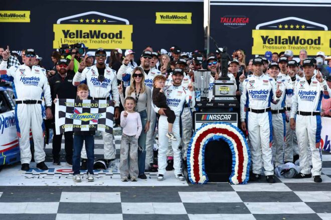 最終周11番手から奇跡の大逆転劇。カイル・ラーソンが自身3度目タイトルへ王手／NASCAR第34戦