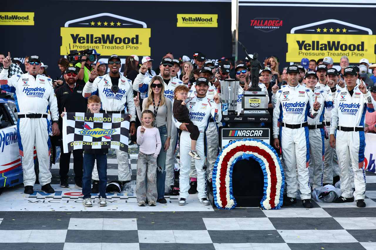 最終周11番手から奇跡の大逆転劇。カイル・ラーソンが自身3度目タイトルへ王手／NASCAR第34戦