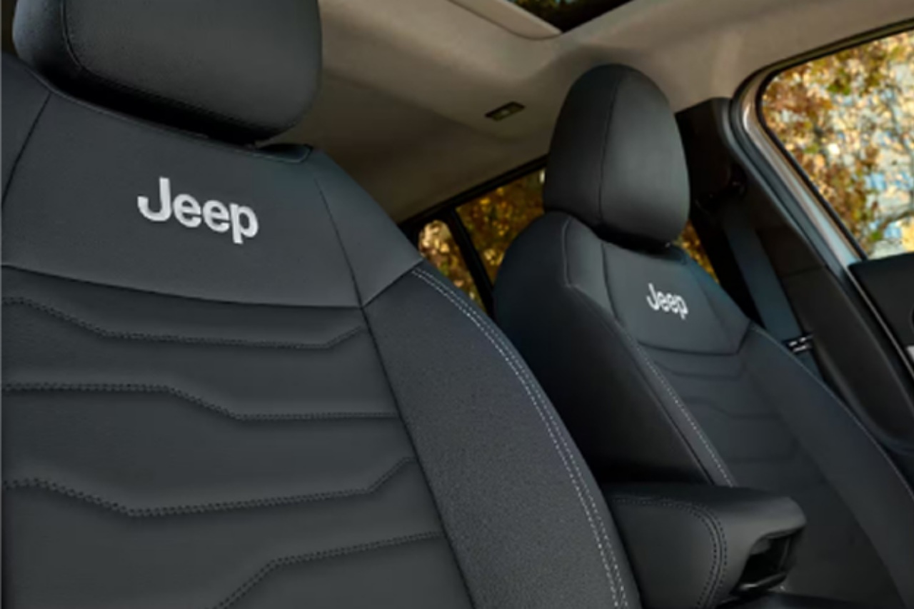 ジープ初の電動4×4ハイブリッド搭載、新型『アベンジャー』に専用アクセントの限定車“Edition X”登場