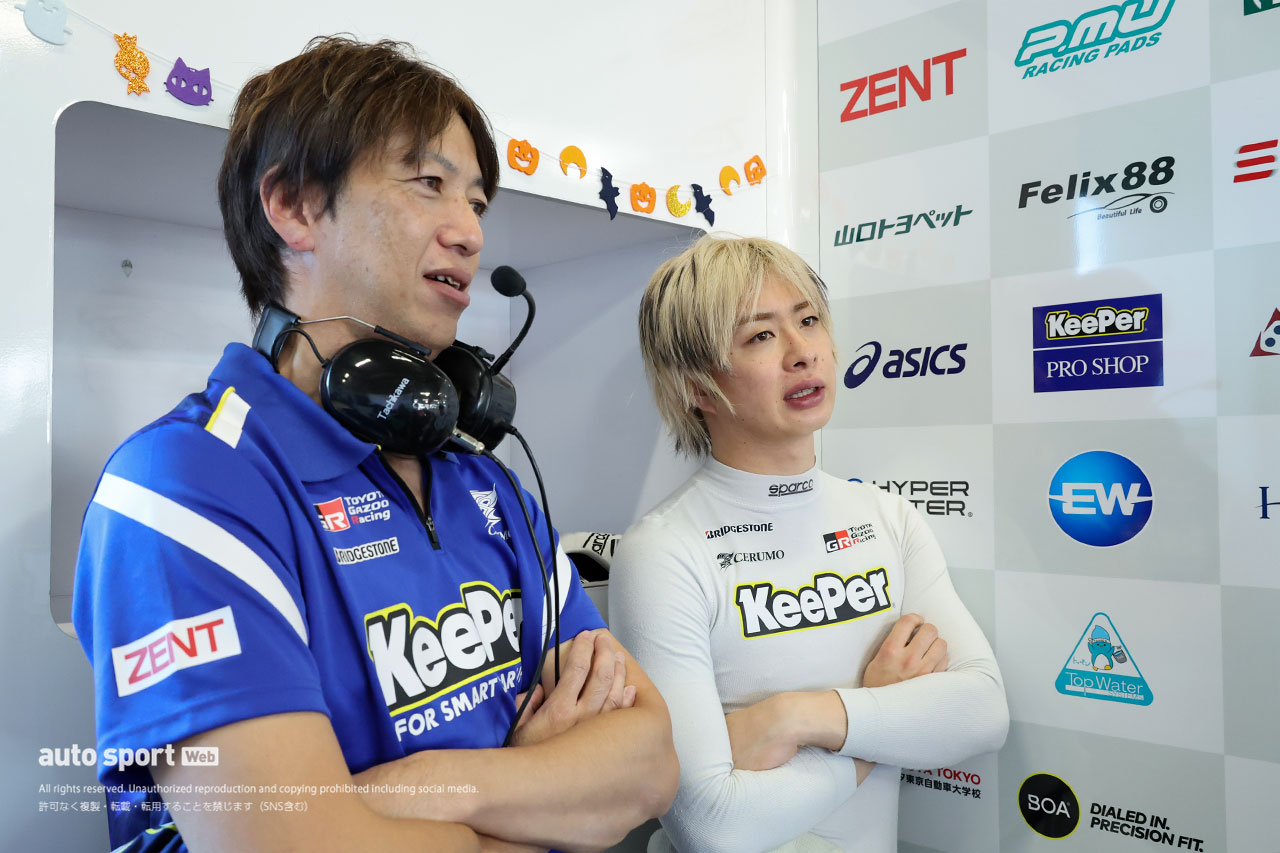 立川祐路監督と大湯都史樹（KeePer CERUMO GR Supra）