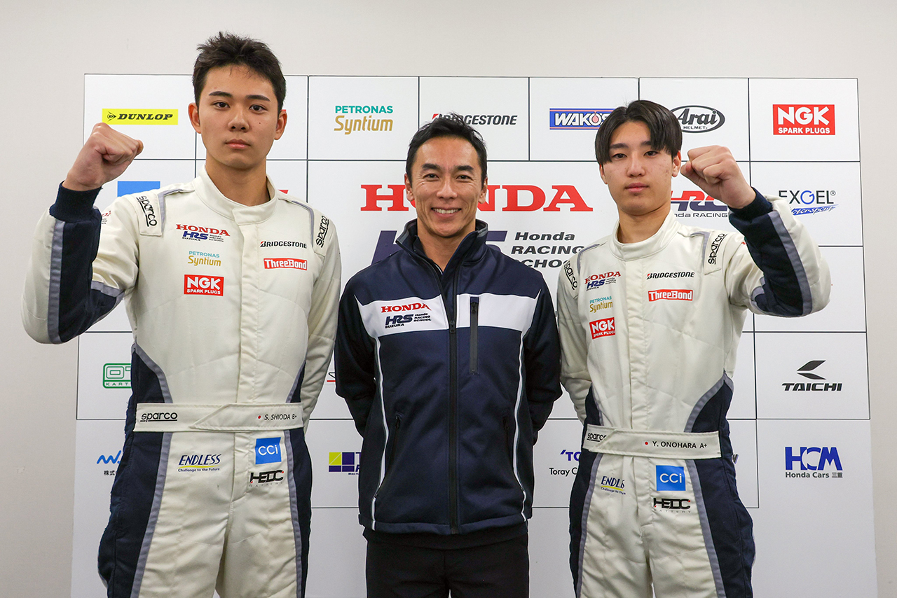 左から、首席の塩田惣一朗、ホンダレーシングスクール鈴鹿の佐藤琢磨プリンシパル、次席の小野原悠