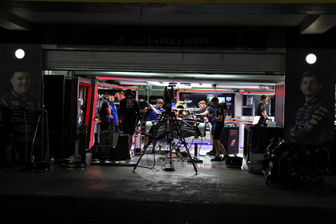 2026年F1第19戦メキシコシティGP　金曜日夜間のレッドブルのガレージ
