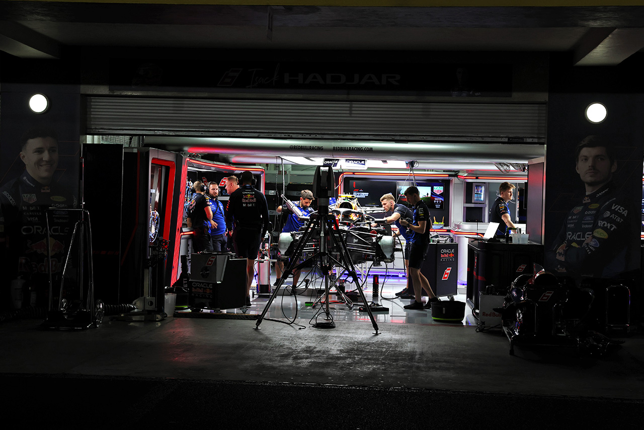 2026年F1第19戦メキシコシティGP　金曜日夜間のレッドブルのガレージ