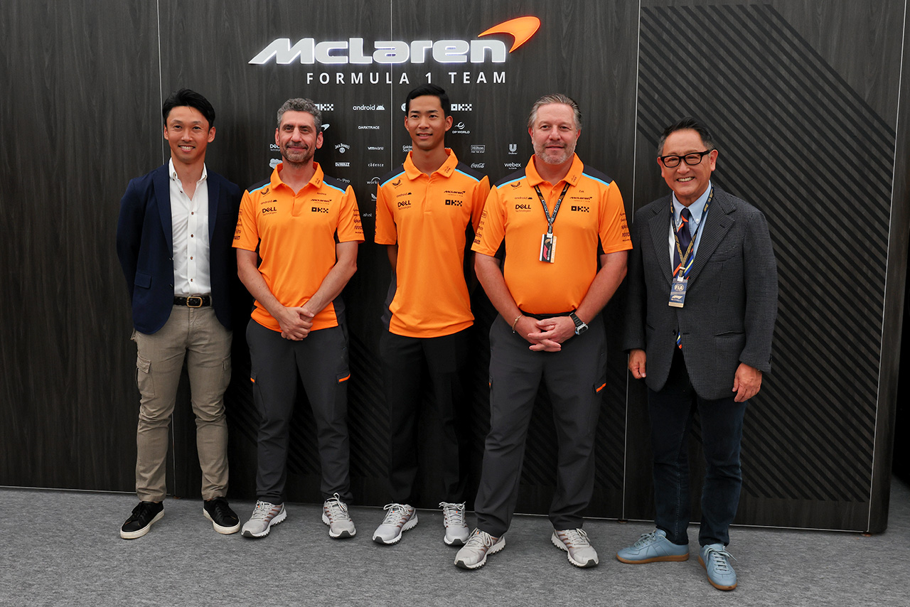 2023年F1第17戦日本GP　中嶋一貴（TGR-E副会長）、アンドレア・ステラ（マクラーレンF1チーム代表）、平川亮、ザク・ブラウン（マクラーレンF1 CEO）、モリゾウ（トヨタ自動車豊田章男会長）